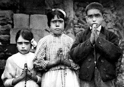 Fatima_children_with_rosaries